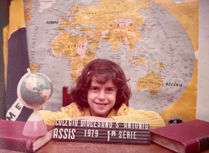 Registro escolar de Luciana Cury, aos sete anos de idade, posando para a foto oficial da 1ª série no Colégio Diocesano Santo Antônio, em sua cidade natal, Assis, no interior de São Paulo, em 1979.